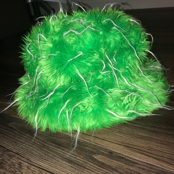 Other - 🎉HOST PICK🎉Green & White fuzzy hat for kids